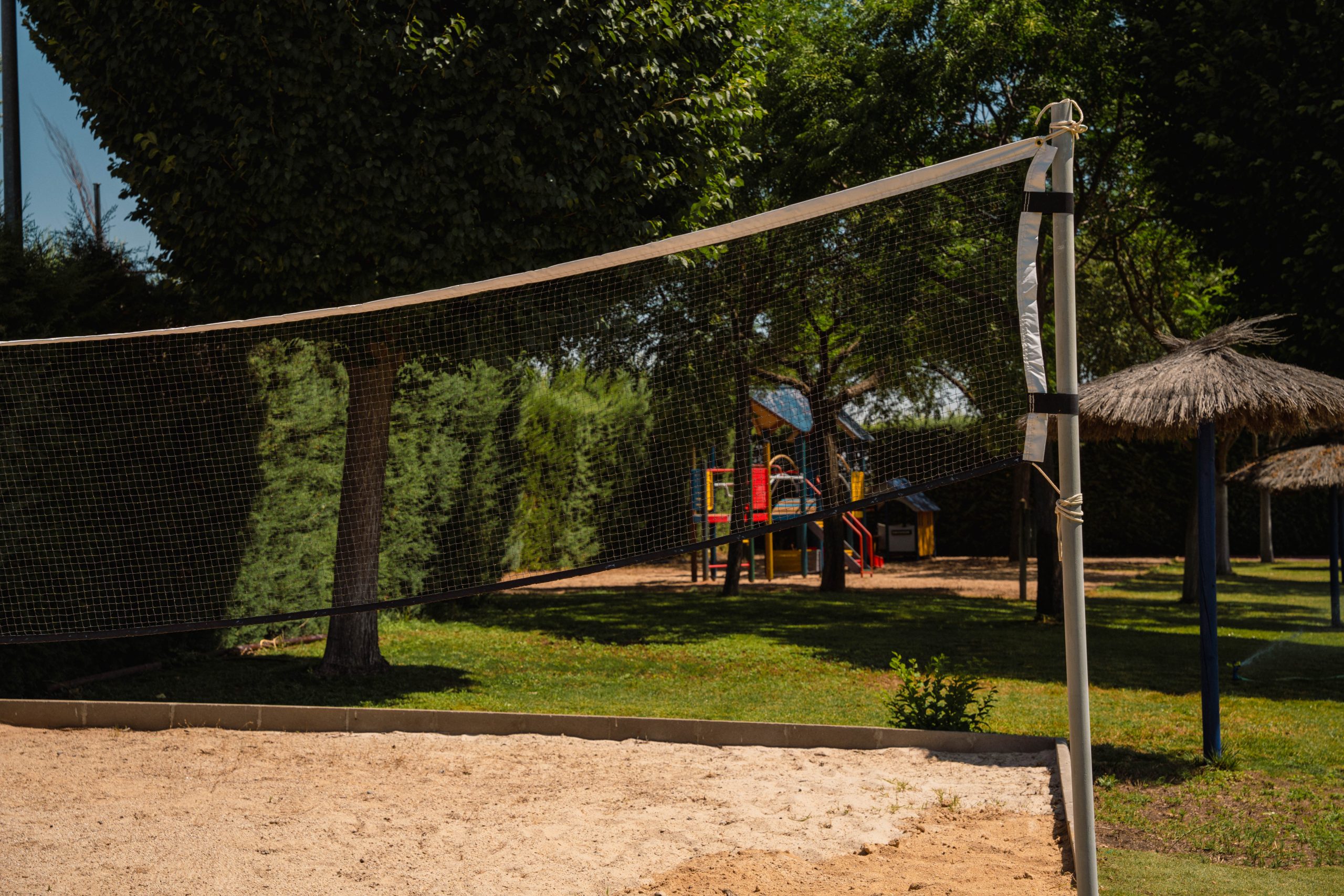 Red de vóley en las instalaciones de la piscina municipal de Las Labores. Fotografía realizada por Ikonox.