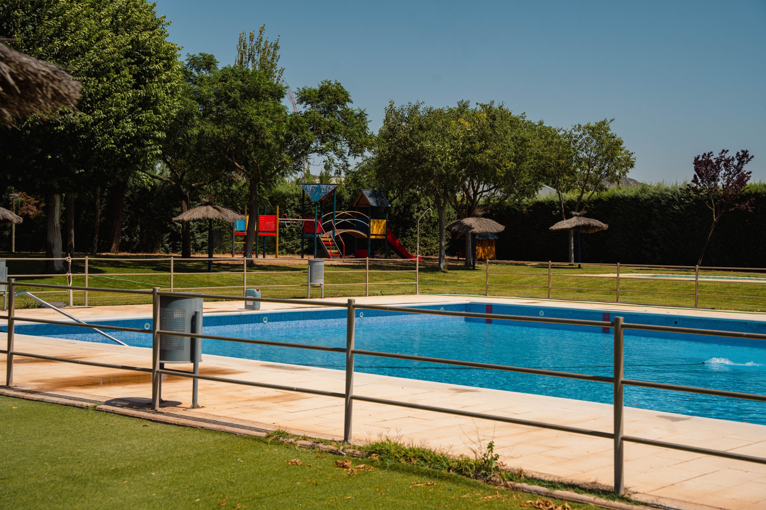 Vista de la piscina municipal de Las Labores en temporada de verano. Fotografía realizada por Ikonox.
