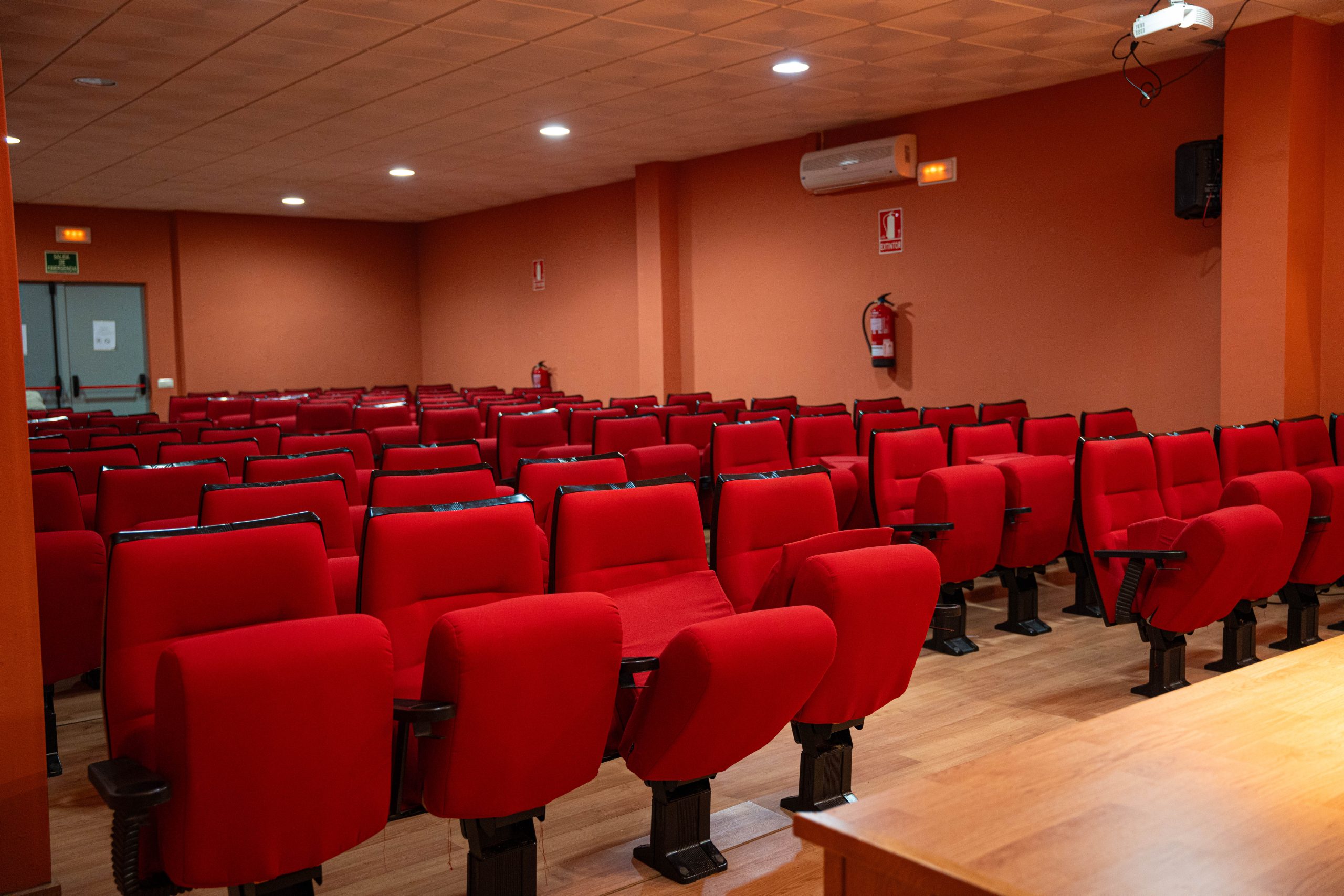 Servicios municipales de Las Labores, atención y recursos para los vecinos. Fotografía de Ikonox Marketing Digital