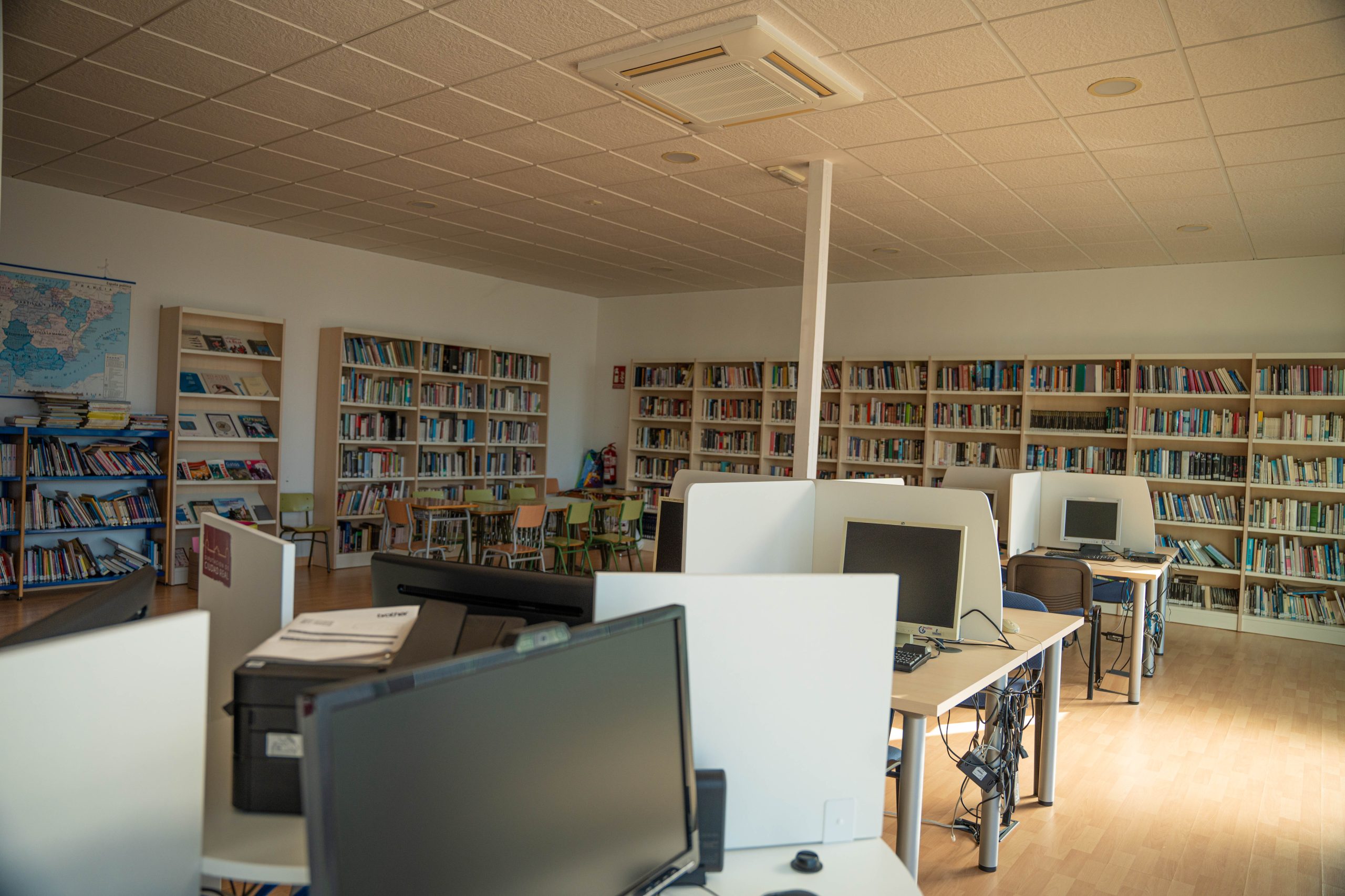 Instalaciones municipales de Las Labores, espacios para servicios y actividades públicas. Foto de Ikonox Marketing Digital