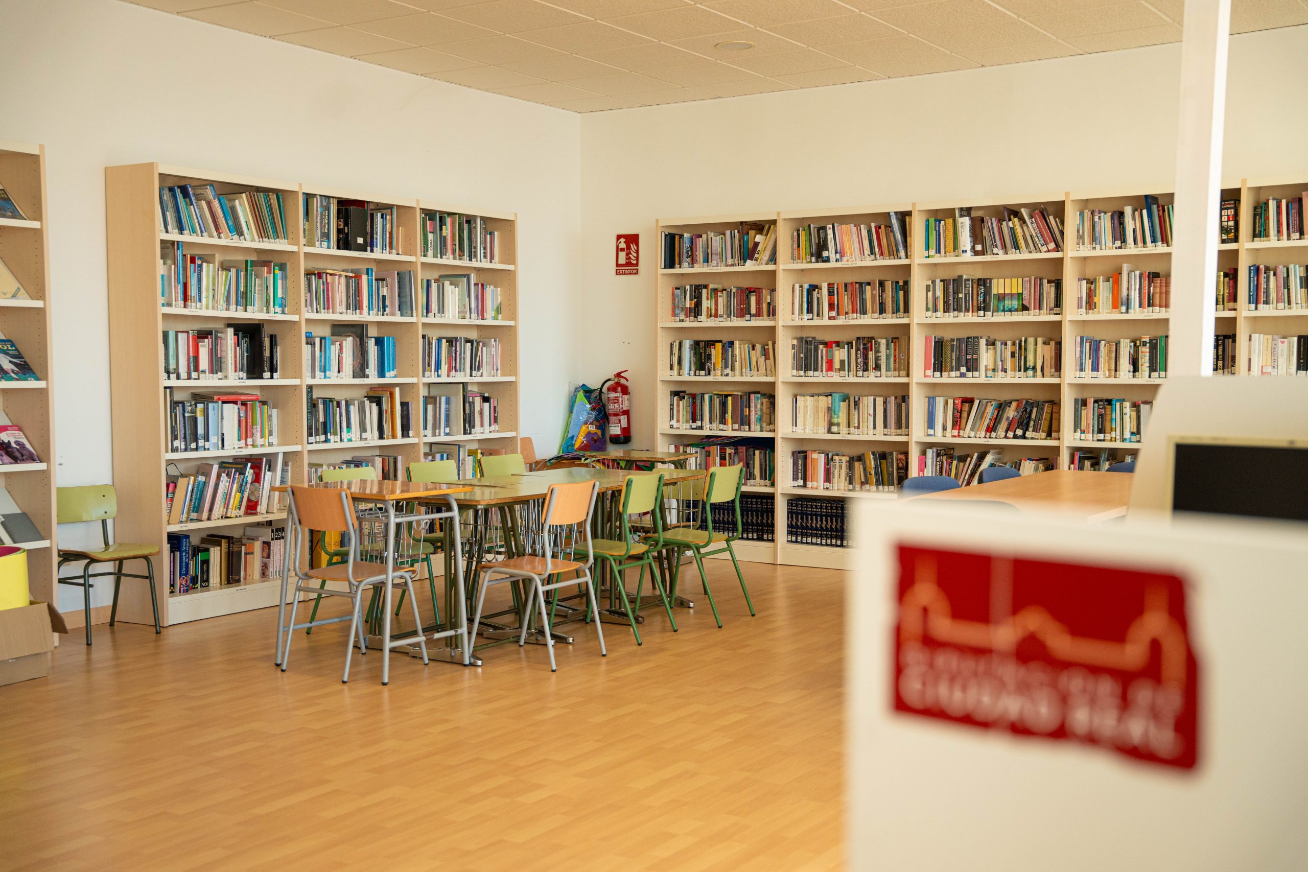 Instalaciones municipales de Las Labores, espacios para servicios y actividades públicas. Foto de Ikonox Marketing Digital