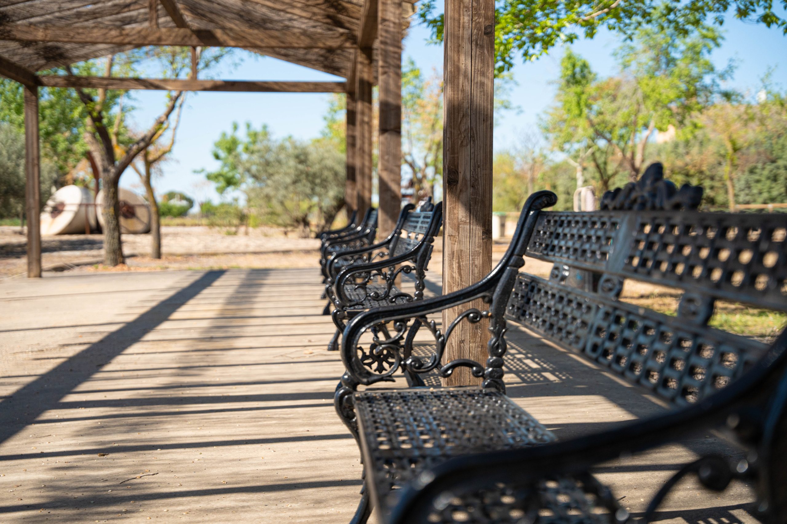 Mobiliario urbano en Las Labores, bancos y elementos para el descanso público. Fotografía de Ikonox Marketing Digital