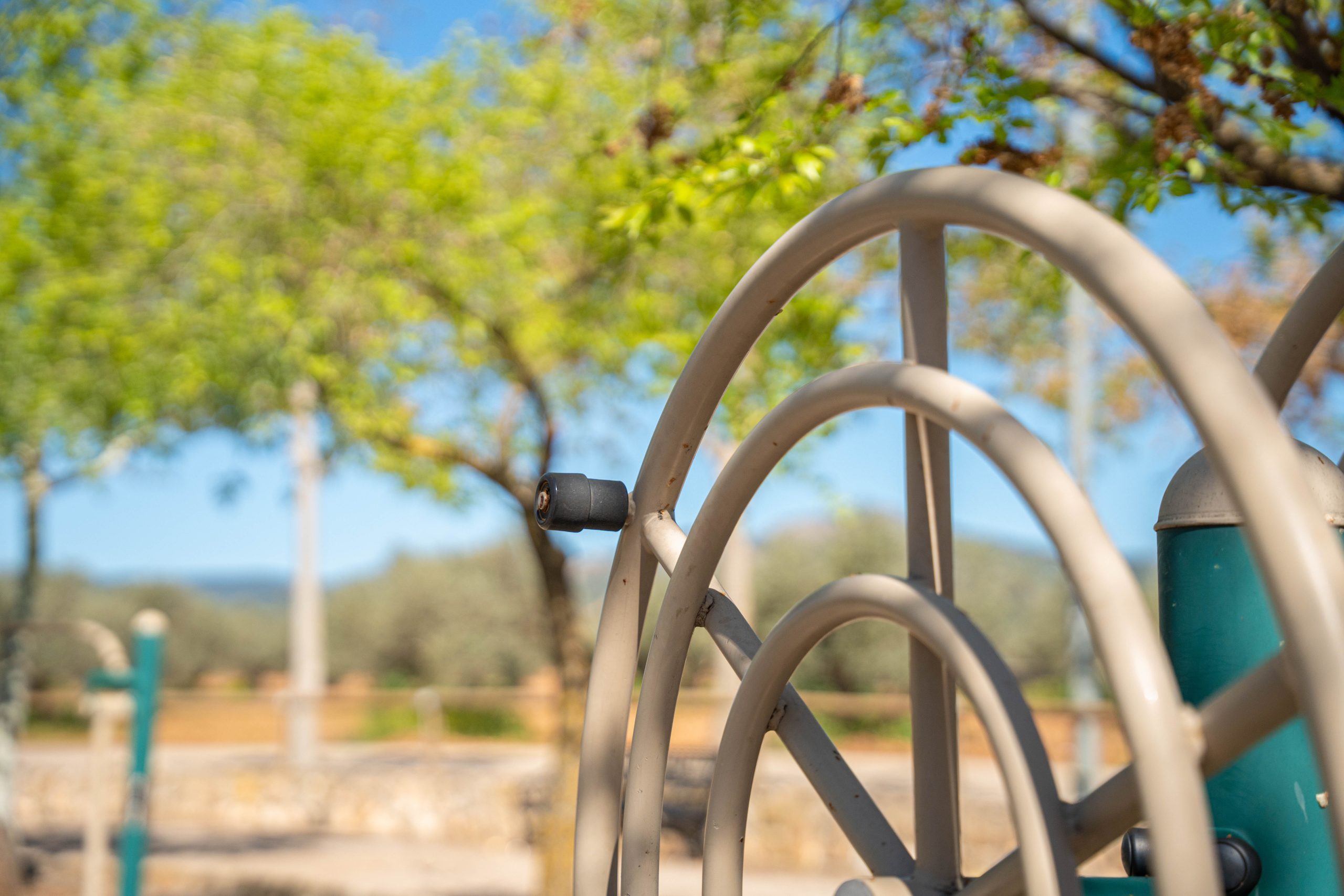 Máquinas de ejercicio al aire libre en Las Labores, zona de fitness municipal. Fotografía de Ikonox Marketing Digital
