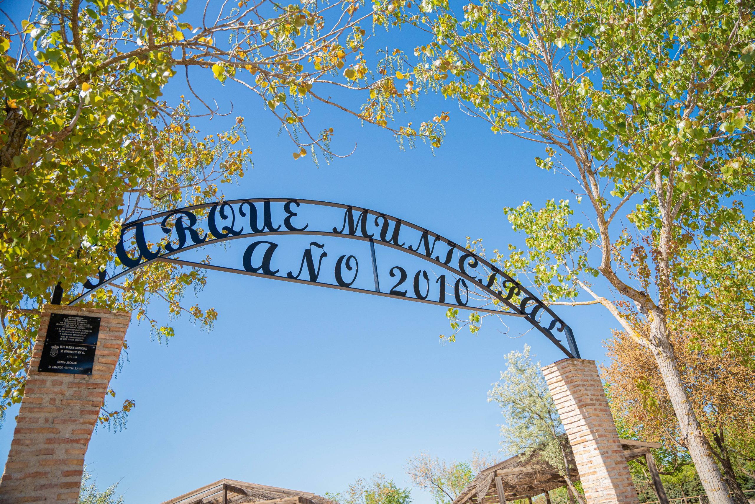 Parque municipal de Las Labores, zona verde para ocio y esparcimiento. Fotografía de Ikonox Marketing Digital