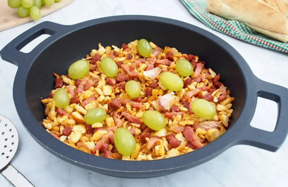 Plato tradicional de migas manchegas servido en cazuela de barro, elaborado con pan, panceta, ajo y pimiento, típico de Las Labores, Castilla-La Mancha.