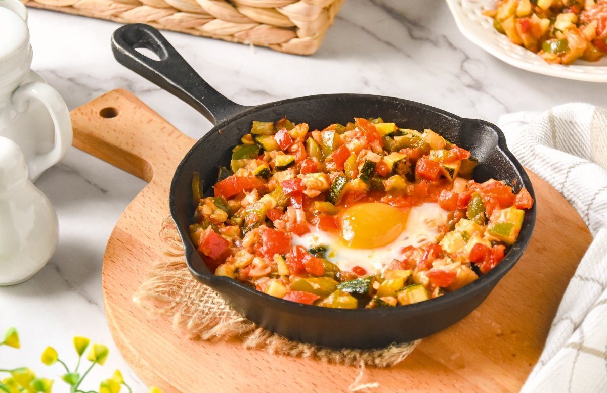 Pisto manchego tradicional servido en plato de barro, receta típica de Las Labores, Castilla-La Mancha